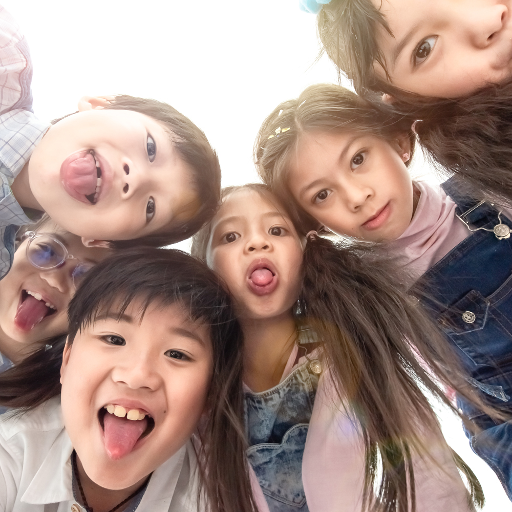 아동수당을 보고 좋아하는 어린이