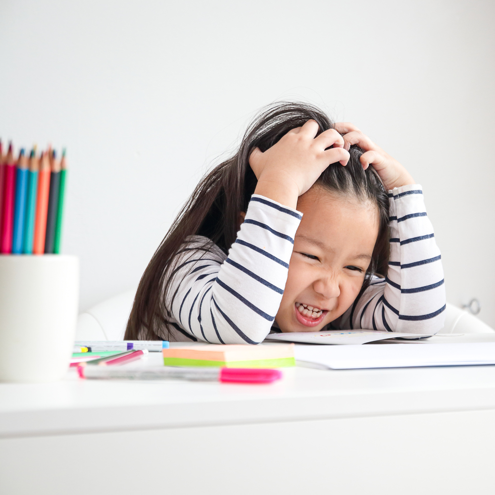 책상에 앉아 집중하는 아이